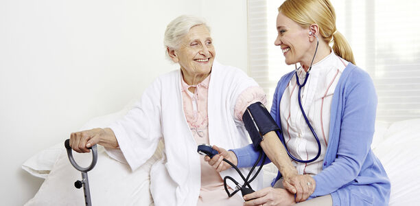 Bild zu Je höher – desto besser?  - Blutdruck im Alter: Höhere Zielwerte können vorteilhaft sein