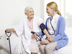 Bild zu Je höher – desto besser?  - Blutdruck im Alter: Höhere Zielwerte können vorteilhaft sein