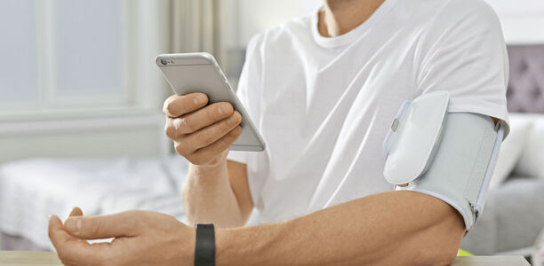 Bild zu DiGA-Pitch-Battle - DGIM zeichnet Hypertonie-App „Manoa“ aus