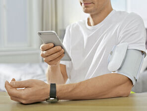 Bild zu DiGA-Pitch-Battle - DGIM zeichnet Hypertonie-App „Manoa“ aus