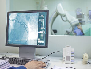 Bild zu "Vaskuläre Komplikationen" - Weniger ist mehr – auch in der Kardio-Diagnostik