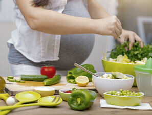 Bild zu Schwerpunkt "Ernährung" - Essen und Trinken bei Gestationsdiabetes