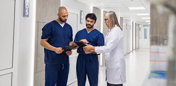 Bild zu Übersichtsarbeit - Pflegefachpersonal kann ärztliche Aufgaben übernehmen